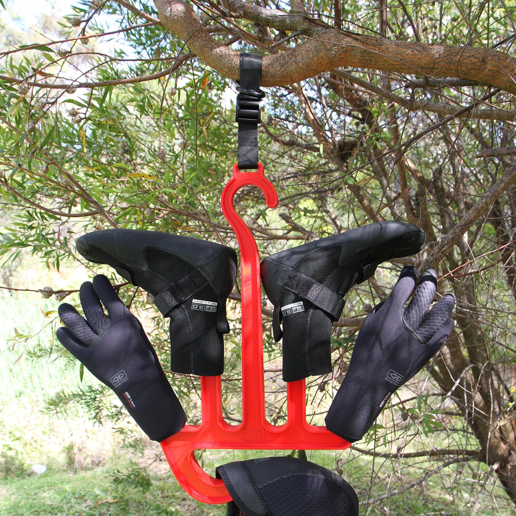 Ocean Earth Wetsuit Accessories Hanger in Benutzung mit Klettverschluss Gurt